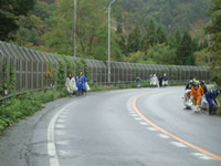 地域企業と協力して道路・河川敷清掃phot